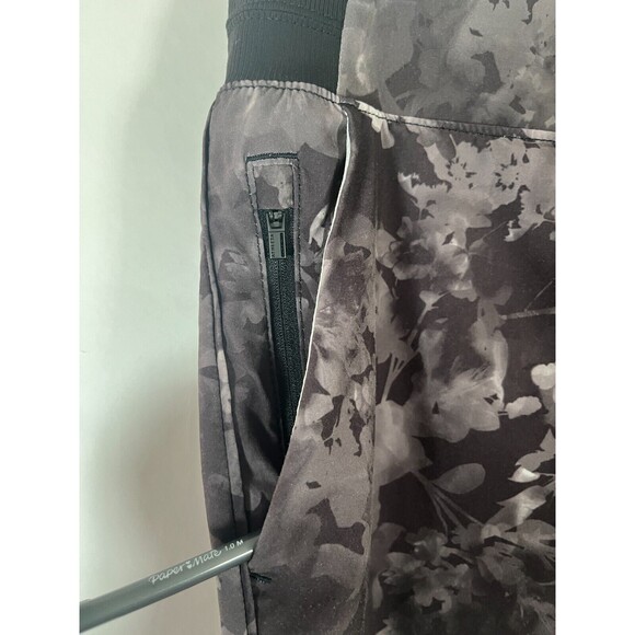 Athleta Brooklyn Floral Print Shorts Size 16 Black Gray Athletic Exercise SPF 50 - Picture 5 of 13